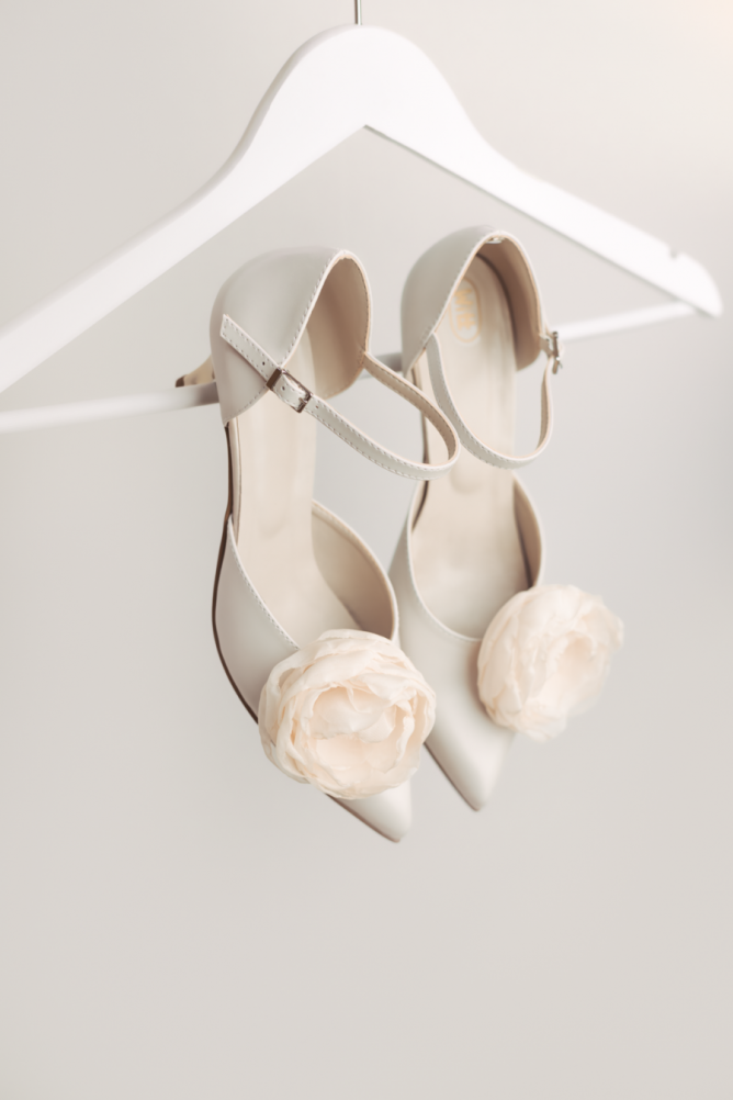 model 502 dzielony - skóra kolor LATTE, obcas nr 1, wys. 6cm - kolor złoty-lustro, zapięcie klasyczne - skóra kolor LATTE, kwiat duży ecru