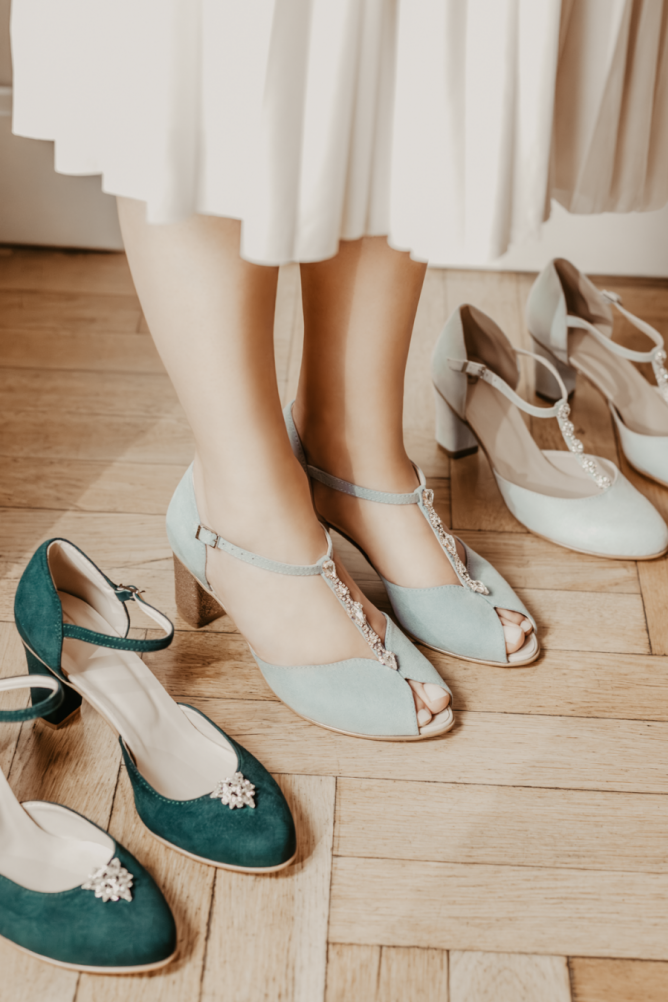 od lewej: 1) model 381 - zamsz kolor BUTELKOWA ZIELEŃ, obcas nr 7, wys. 6cm, powlekany - zamsz kolor BUTELKOWA ZIELEŃ, zapięcie  klasyczne - zamsz kolor BUTELKOWA ZIELEŃ, ozdoba czar; 2) model 381 (194) - zamsz kolor BLUE, obcas nr 7, wys. 6cm, powlekany - kolor C32 BRĄZ, zapięcie rysia - zamsz kolor BLUE, ozdoba elegancja; 3) model 381 - zamsz kolor MINT, obcas nr 7, wys. 6cm, powlekany - zamsz kolor MINT, zapięcie rysia - zamsz kolor MINT, ozdoba marzenie